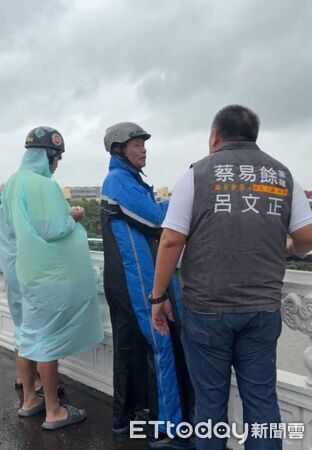 ▲▼   大雨無阻溫情！北港大橋傳民眾落水 縣議員參選人呂文正攜手企業送熱肉包挺警消    。（圖／記者翁伊森翻攝）
