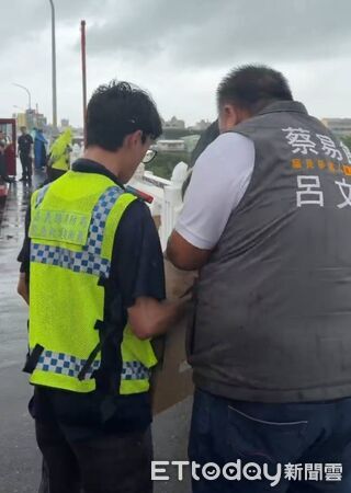 ▲▼   大雨無阻溫情！北港大橋傳民眾落水 縣議員參選人呂文正攜手企業送熱肉包挺警消    。（圖／記者翁伊森翻攝）