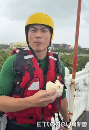 ▲▼   大雨無阻溫情！北港大橋傳民眾落水 縣議員參選人呂文正攜手企業送熱肉包挺警消    。（圖／記者翁伊森翻攝）