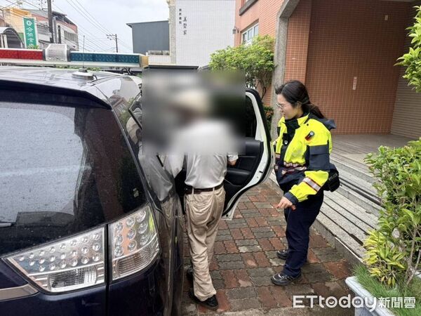 ▲屏東警分局員警載黃姓老分返家。（圖／記者陳崑福翻攝）