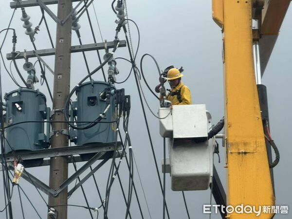 ▲▼   強颱巴威狂襲嘉義山區電力受創！台電冒雨挺進全力搶修中   。（圖／台電嘉義區處提供）