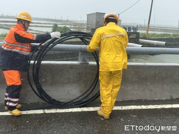 ▲▼   強颱巴威狂襲嘉義山區電力受創！台電冒雨挺進全力搶修中   。（圖／台電嘉義區處提供）
