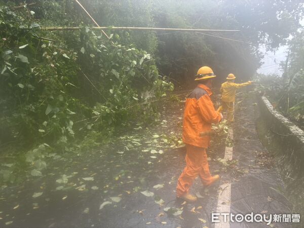 ▲▼   強颱巴威狂襲嘉義山區電力受創！台電冒雨挺進全力搶修中   。（圖／台電嘉義區處提供）