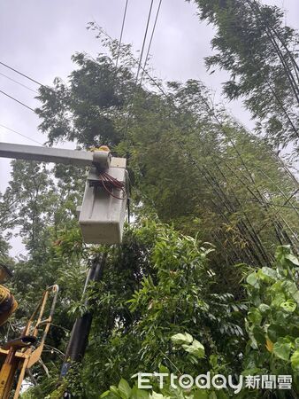 ▲▼   強颱巴威狂襲嘉義山區電力受創！台電冒雨挺進全力搶修中   。（圖／台電嘉義區處提供）