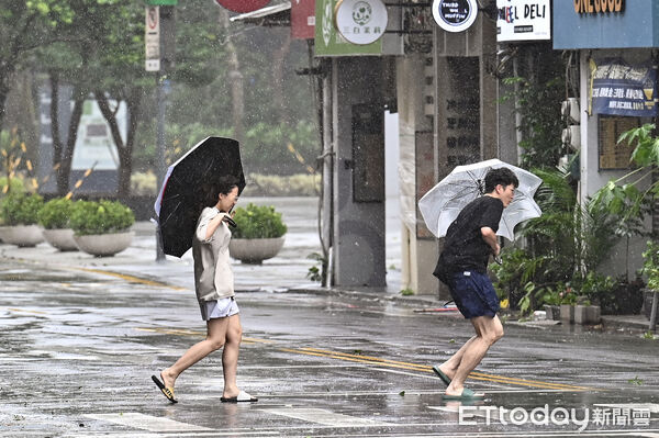 北台灣強風大雨！粉專喊「很颱風天」　鄭明典：中午會達高峰
