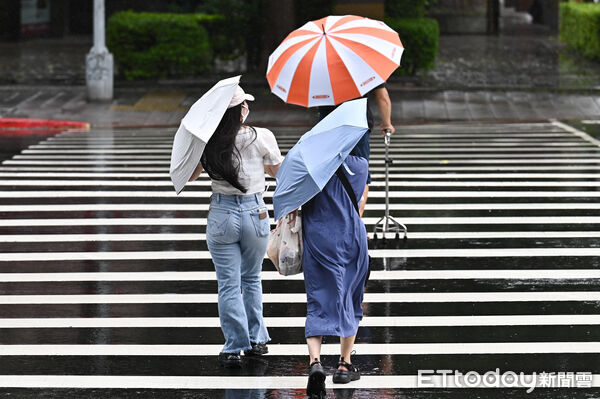 ▲▼巴威颱風侵台，暴風圈逐步壟罩北台灣，受外圍環流影響下帶來間歇性強風豪雨,行人,路人,雷雨,大雨,大雷雨,下雨,雨天,豪大雨,午後雷陣雨,梅雨,降雨,氣象,豪雨,西南氣流,滯留鋒面,撐傘,雨傘,陰雨綿綿,潮濕,濕度,熱對流,天氣配圖。（圖／記者李毓康攝）