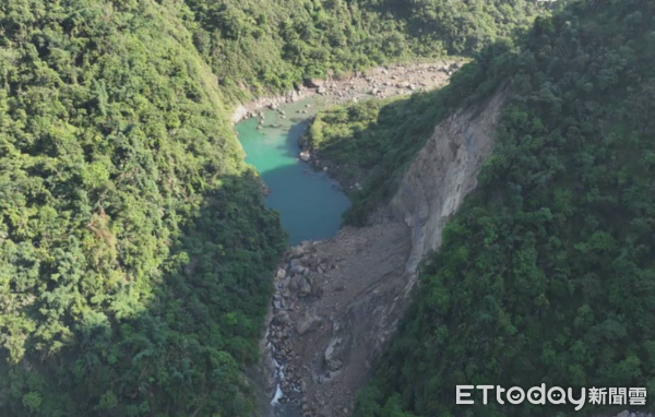 ▲加走寮溪堰塞湖於7月10日以無人機空拍觀測，水位維持穩定。（圖／南投縣政府提供）