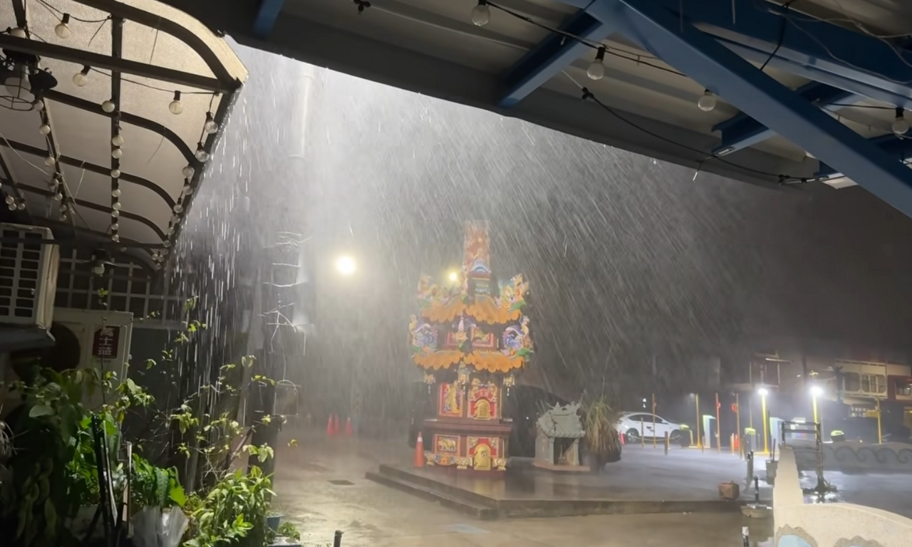 巴威襲台「白沙屯雨用倒的」!民眾曝現場畫面:天佑台灣… | ETtoday生活新聞 | ETtoday新聞雲