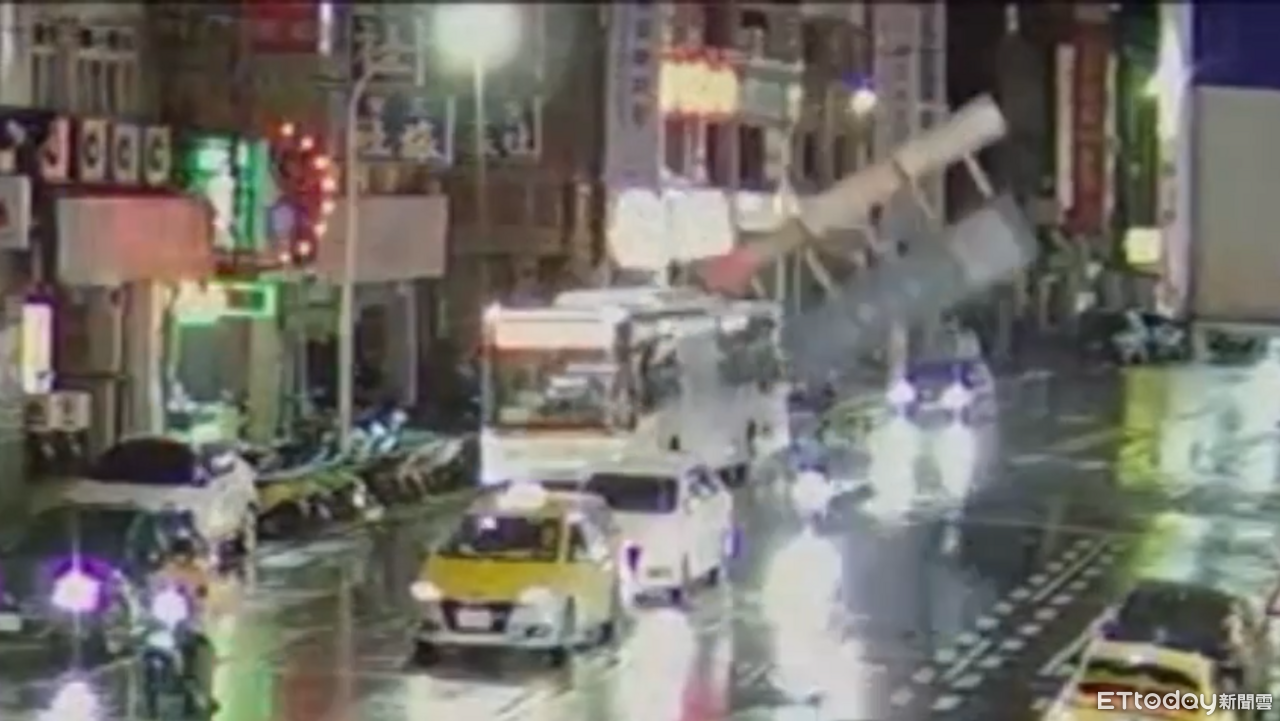 三重招牌颱風夜重砸落地!小客車「緊急剎停」驚險閃避畫面曝 | ETtoday社會新聞 | ETtoday新聞雲