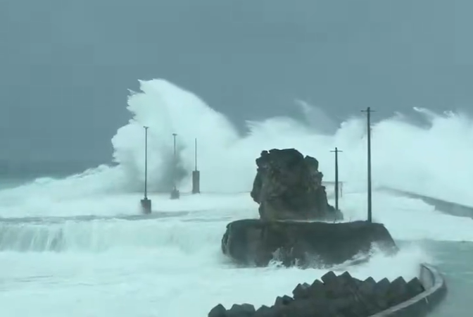 巴威直撲!日宮古島2女遊客「遭大浪捲走」 海水灌爆防波堤 | ETtoday國際新聞 | ETtoday新聞雲