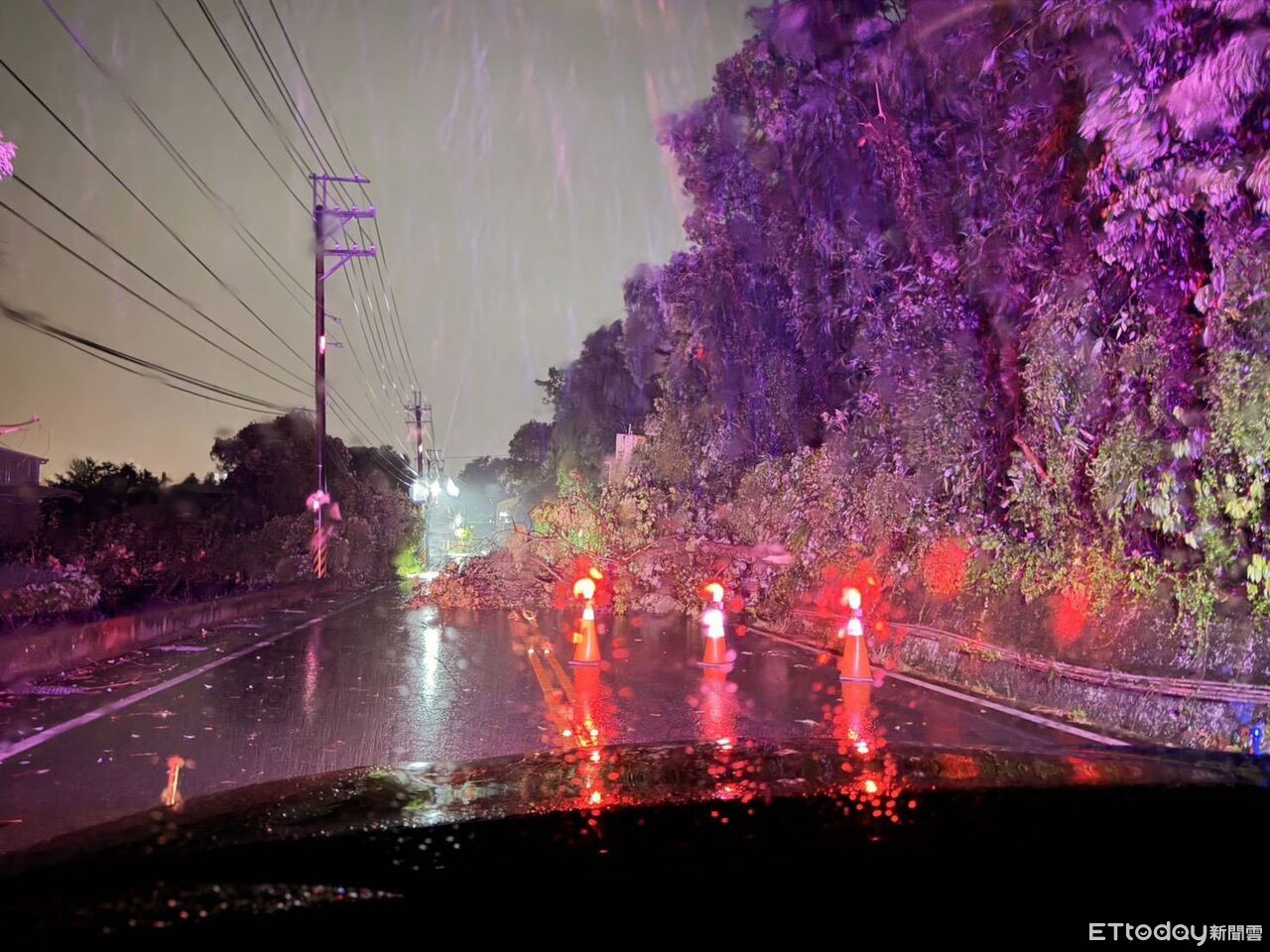 巴威颱風狂風猛吹!大樹不敵強風倒地擋道 員警冒風雨排除 | ETtoday社會新聞 | ETtoday新聞雲