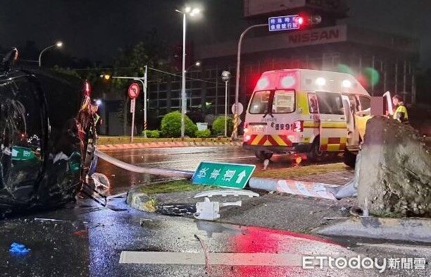 嘉義大雨疑視線不良黑車自撞!標示桿遭鏟倒...男駕駛斷牙濺血 | ETtoday社會新聞 | ETtoday新聞雲