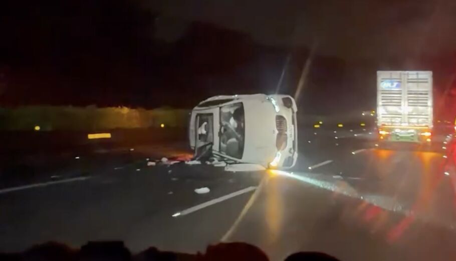 國1造橋BMW翻覆!車身橫躺嚴重變形 目擊者「嚇到語無倫次」 | ETtoday社會新聞 | ETtoday新聞雲
