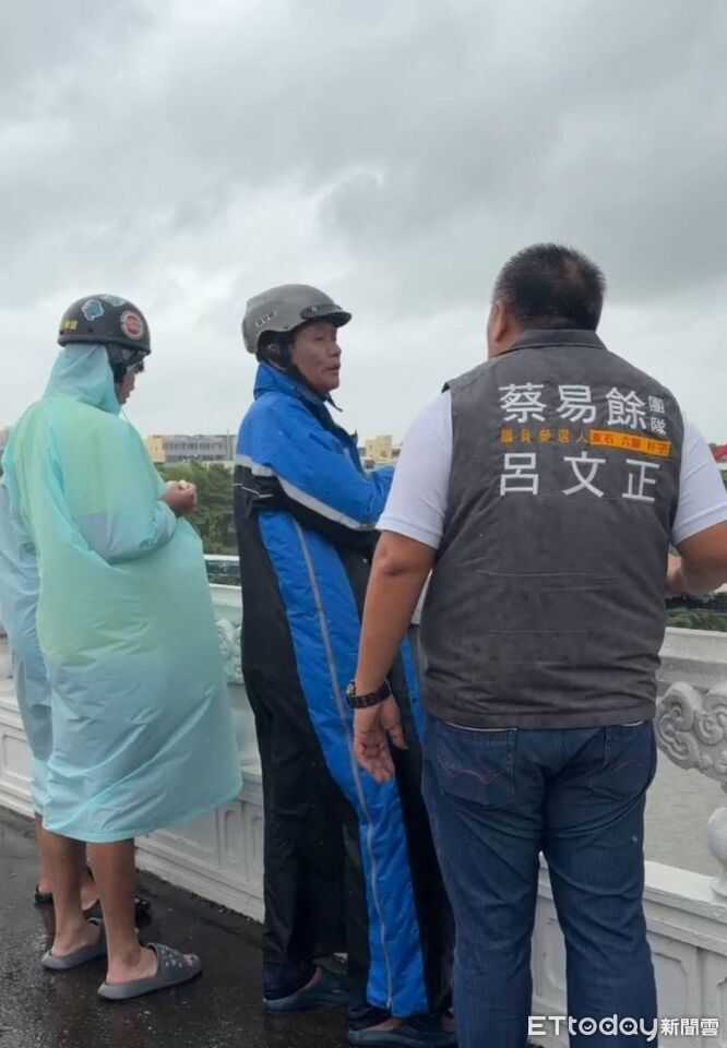 北港大橋傳落水!消防員風雨中搜救 議員參選人連手企業送肉包 | ETtoday地方新聞 | ETtoday新聞雲