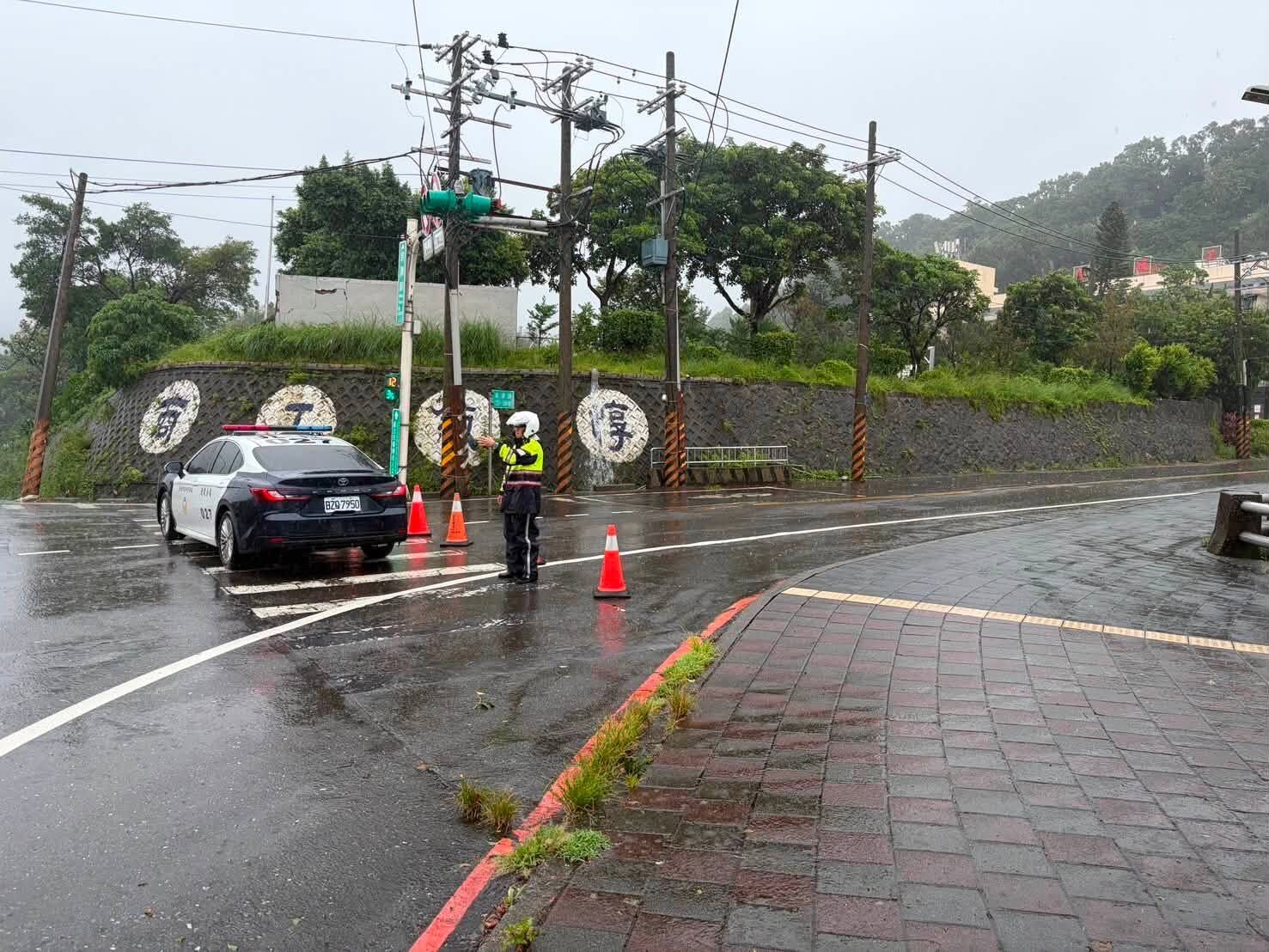 ▲▼北投泉源路落石滑落。（圖／翻攝臉書／北投波麗士）