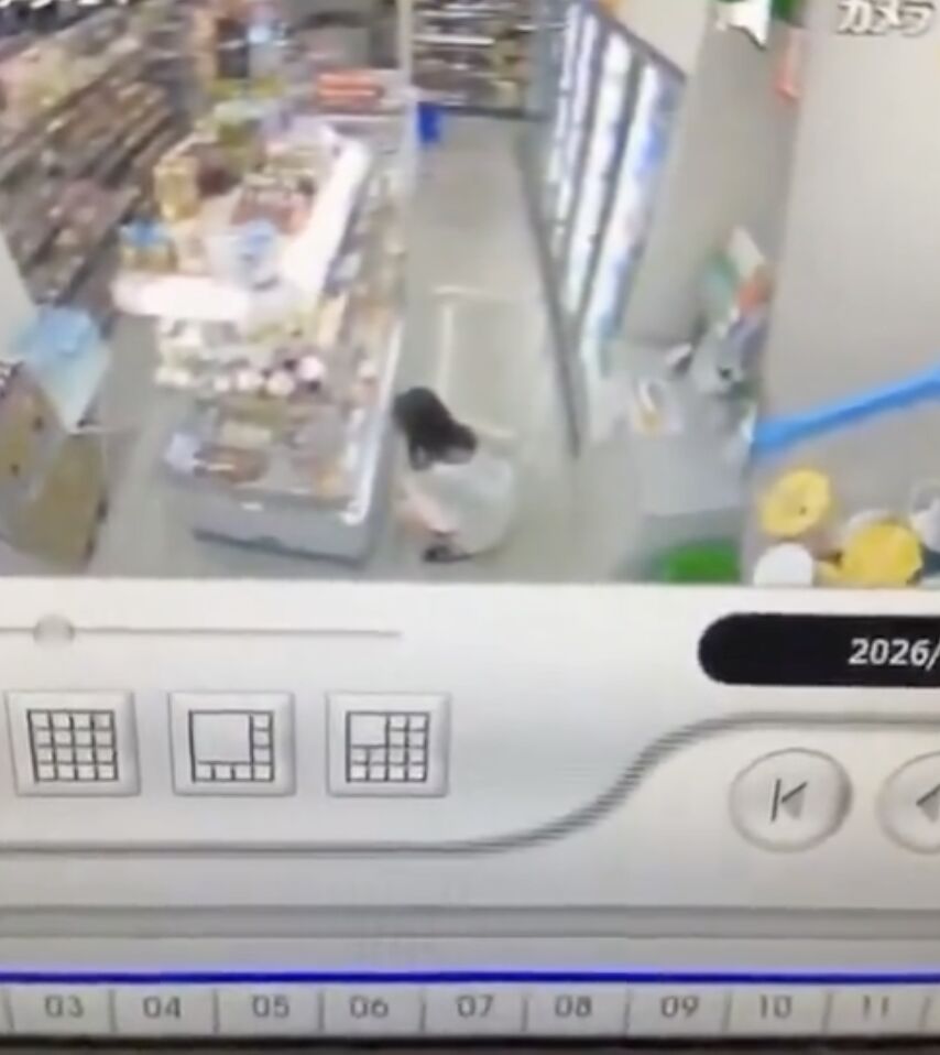 ▲▼日本一間超商，一名女子在店內公然便溺。（圖／翻攝X）