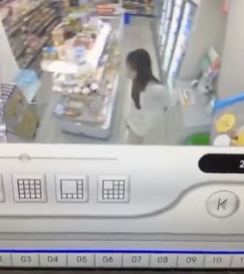 ▲疑似日本一間超商，一名女子在店內公然便溺。（圖／翻攝X，下同）