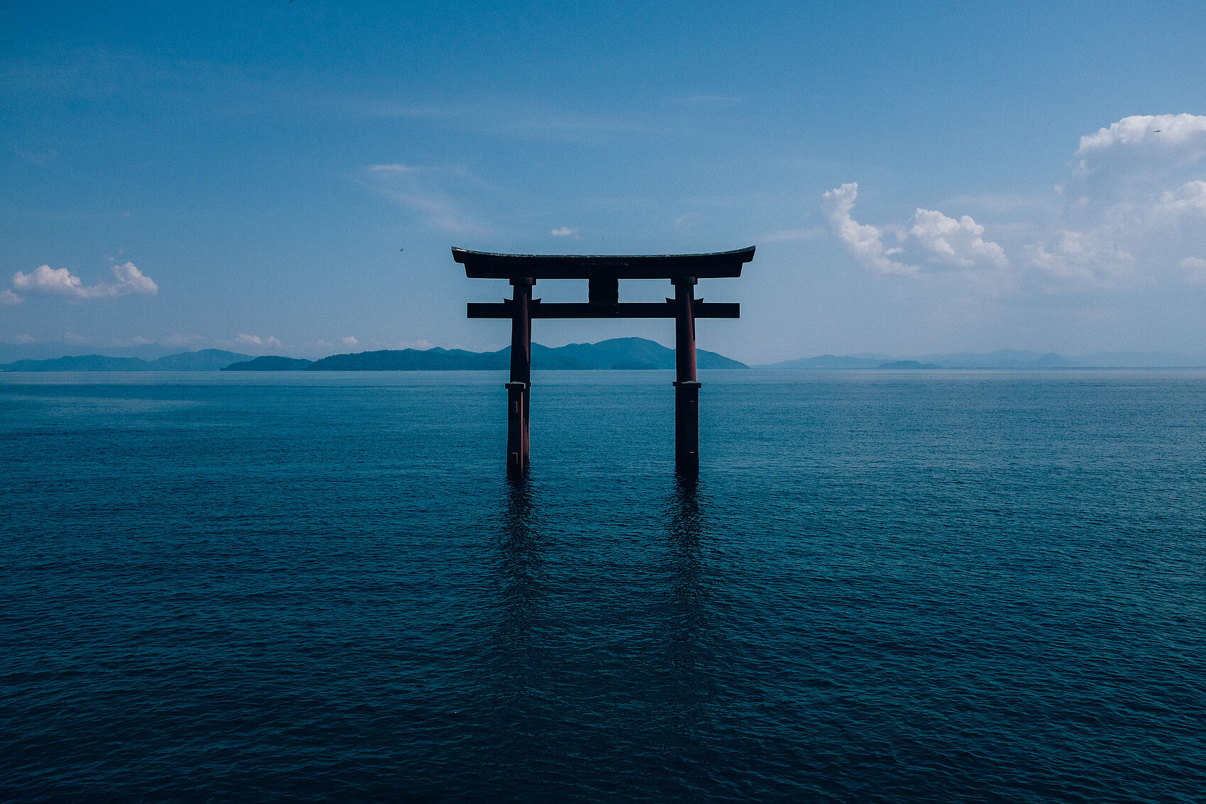 ▲▼位於日本滋賀縣琵琶湖湖畔的「白鬚神社」鳥居。（圖／VCG）