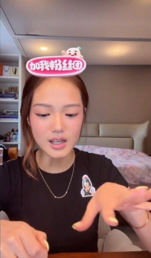 ▲▼媽媽一開門她嚇瘋！鍾麗緹17歲女兒直播疑藏電子菸。（圖／翻攝自微博）