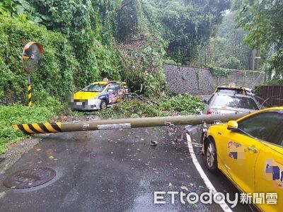 巴威挾帶強風豪雨！北投地熱谷土石滑落　電桿倒塌多車遭殃