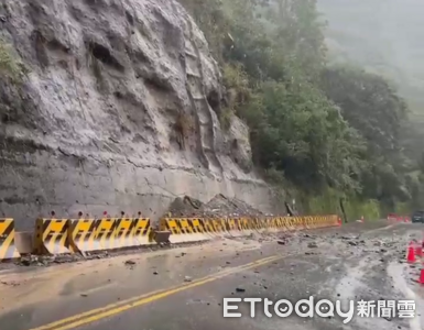 南投仁愛鄉持續大雨！雲龍橋明隧道口狂下落石雨　恐怖畫面曝