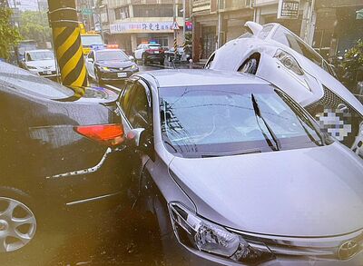 颱風豪雨LEXUS撞路邊2車「硬騎畫面曝」 天雨路滑釀禍2傷