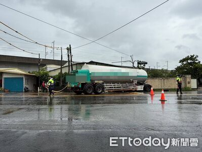 嘉義槽車打滑撞紅綠燈「折甘蔗」畫面曝 載液態氮空車虛驚一場