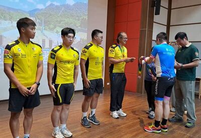 單車天使環島騎行「點亮成長方向」 受助少年變身傳燈者