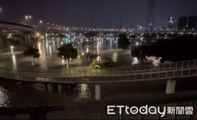 快訊／萬華公園遭暴雨淹沒！3男「受困遊樂器材區」　消防急救援