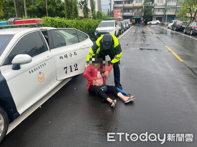 7旬嬤颱風天買晚餐遭強風吹倒　內埔警暖心護送返家