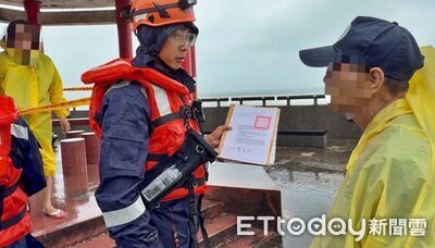颱風天還衝海邊!5人闖北海岸警戒區觀浪 海巡出手開單最高罰25萬
