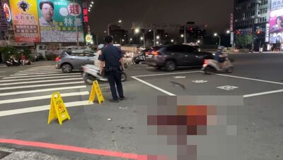高雄驚悚車禍!女子違規右轉 騎士臥血泊「骨肉分離」搶救中