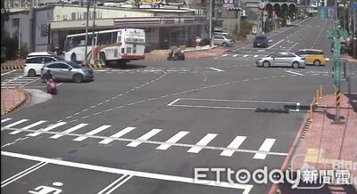 苗栗高鐵快捷公車搶快左轉!撞分隔島成「蹦蹦車」 運將竟開走了