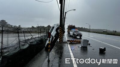 屏東汽機車擦撞！駕駛失控撞斷測速照相「直立卡水溝」　2人送醫