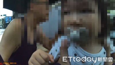 「我叫小喵咪！」奶嘴萌娃颱風天獨自站路口　台中警神救援