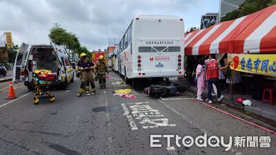 快訊/台南雙載機車路口車禍釀4傷!失控撞上捐血車 1人慘卡車底