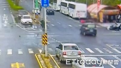 驚悚連環撞！台南夫妻撞待轉機車「卡捐血車底」　4人送醫傷勢曝