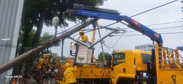 ▲路樹及電杆不敵強風倒塌。（圖／記者唐詠絮翻攝）