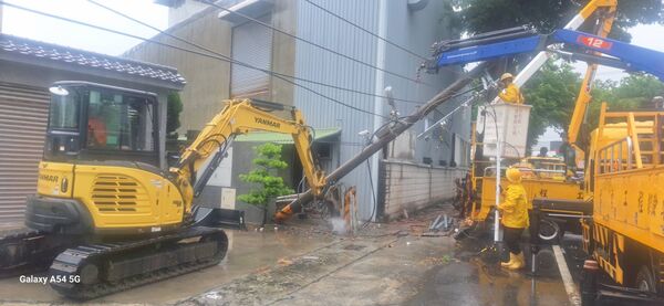 ▲路樹及電杆不敵強風倒塌。（圖／記者唐詠絮翻攝）