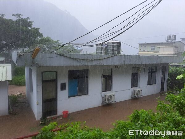 ▲巴威颱風強襲，新竹縣橫山分局那羅派出所辦公室、宿舍灌入大量泥水。（圖／記者楊永盛翻攝）