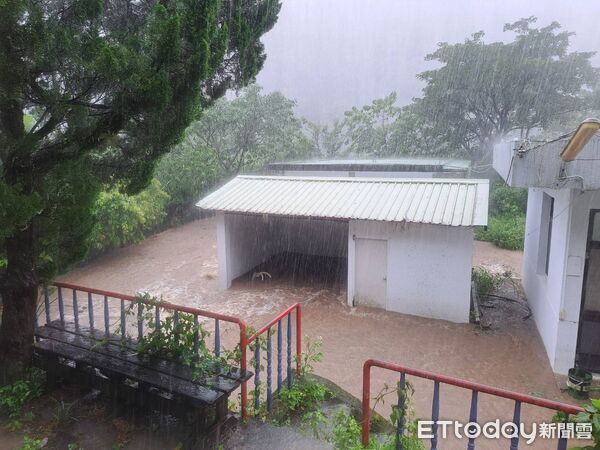 ▲巴威颱風強襲，新竹縣橫山分局那羅派出所辦公室、宿舍灌入大量泥水。（圖／記者楊永盛翻攝）