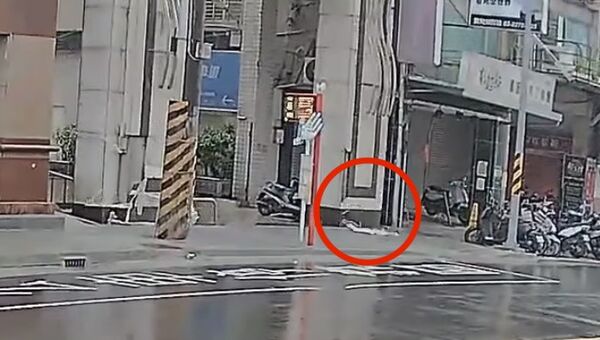 ▲土城一名婦人在公車站牌等公車，突然一陣大風將她吹得連連往後退，未料下一秒竟有一塊巨大磁磚掉落在她原本站立的地方。（圖／翻攝自Threads／chihhung.wu）