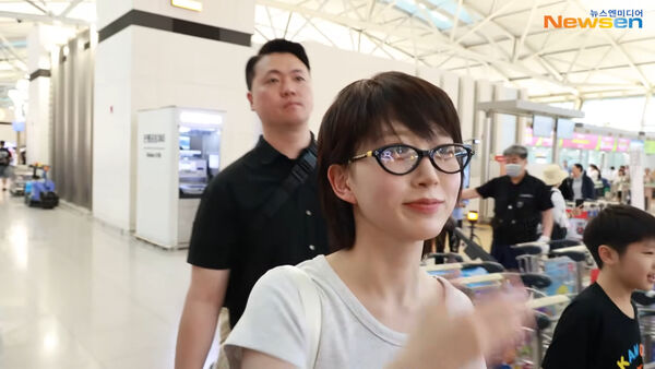 ▲▼NMIXX海嫄「頭髮斷光」剪成激短髮　敬業「不會這樣上台」歌迷心疼。（圖／翻攝自Newsen YouTube）