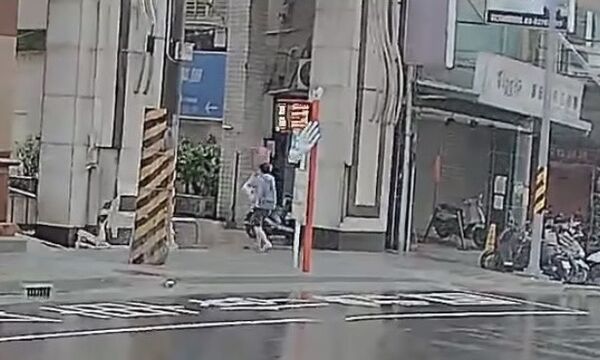 ▲土城一名婦人在公車站牌等公車，突然一陣大風將她吹得連連往後退，未料下一秒竟有一塊巨大磁磚掉落在她原本站立的地方。（圖／翻攝自Threads／chihhung.wu）