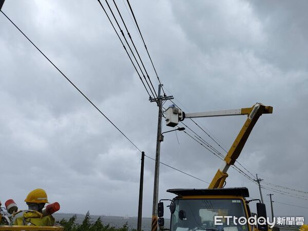 ▲▼             巴威颱風颳起強風，台南市已有破萬戶停電，大部分已復電完畢。（圖／記者林東良翻攝，下同）