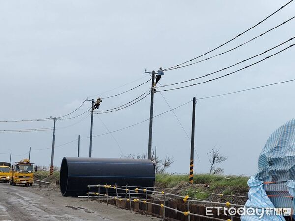 ▲▼             巴威颱風颳起強風，台南市已有破萬戶停電，大部分已復電完畢。（圖／記者林東良翻攝，下同）