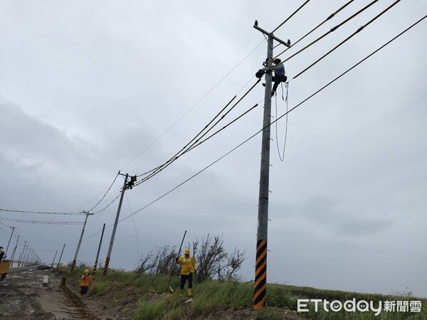 ▲▼             巴威颱風颳起強風，台南市已有破萬戶停電，大部分已復電完畢。（圖／記者林東良翻攝，下同）