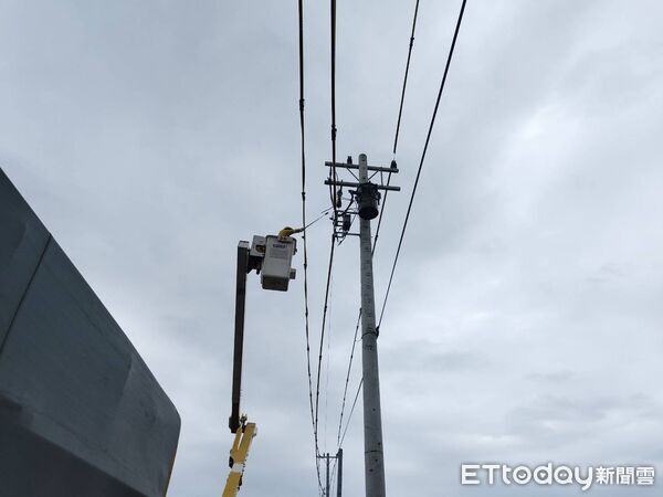 ▲▼             巴威颱風颳起強風，台南市已有破萬戶停電，大部分已復電完畢。（圖／記者林東良翻攝，下同）