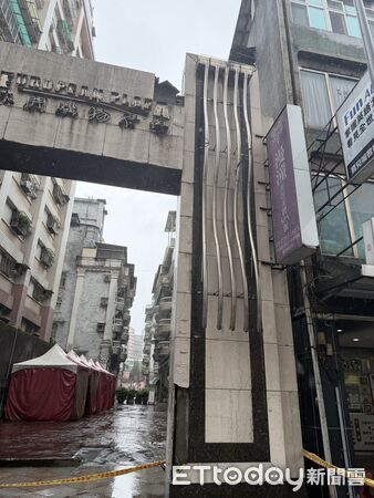 ▲土城一名婦人在公車站牌等公車，突然一陣大風將她吹得連連往後退，未料下一秒竟有一塊巨大磁磚掉落在她原本站立的地方。（圖／記者陸運陞翻攝）