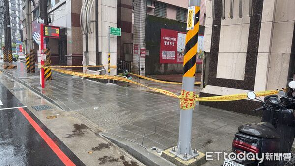 ▲土城一名婦人在公車站牌等公車，突然一陣大風將她吹得連連往後退，未料下一秒竟有一塊巨大磁磚掉落在她原本站立的地方。（圖／記者陸運陞翻攝）